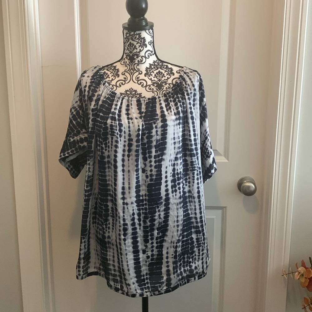 Woman’s tie die shirt in navy and white with rounded elastic neckline.